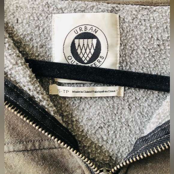 UO Zip Up🖤🤍 - Picture 3 of 5